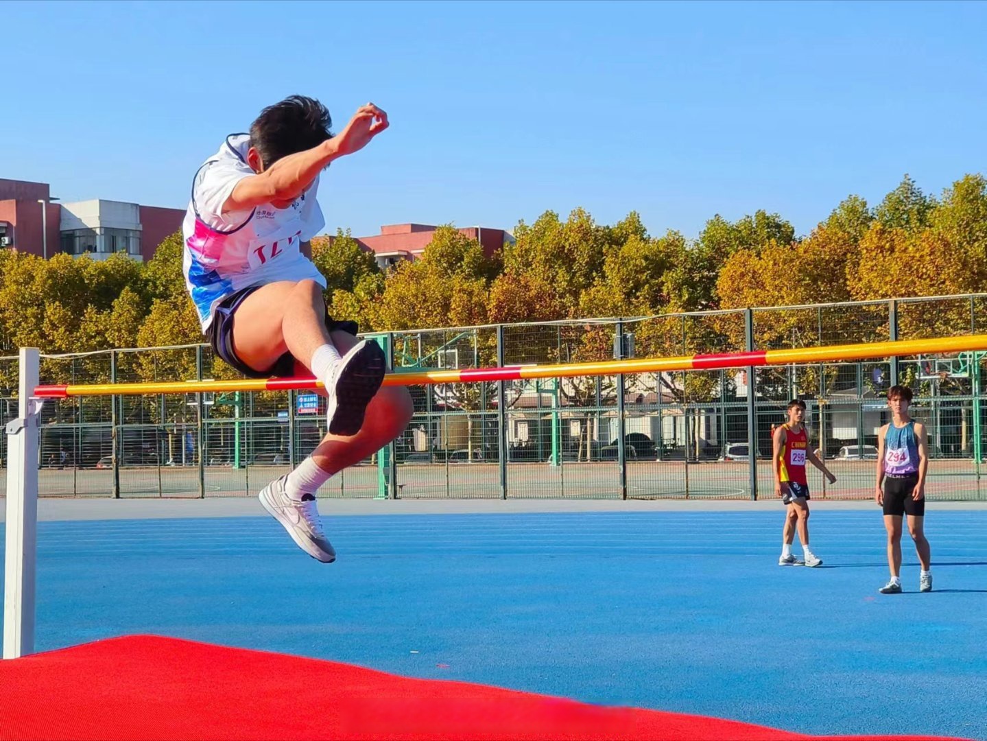 比赛中的精彩表现,让人目不暇接 比赛中的精彩表现,让人目不暇接